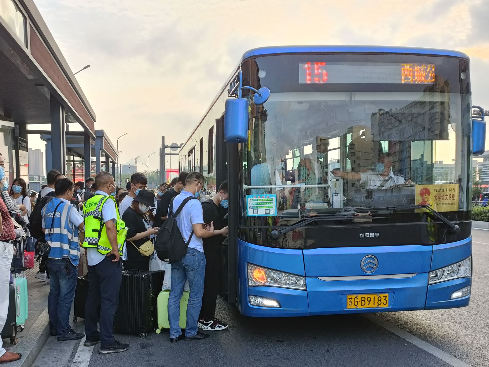 公交集團公交事業(yè)一部做好中秋小長假客流疏導(dǎo)工作 保障運營安全